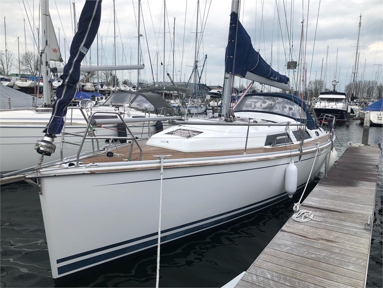 Ervaar de ultieme combinatie van snelheid, comfort en stijl met dit sportieve zeiljacht. Reserveer de Hanse 355 ‘Bel Vento’ bij Waterfront Jachtcharter.