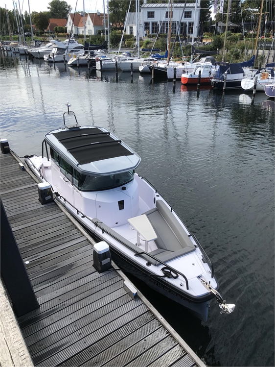 Axopar 28 cabin