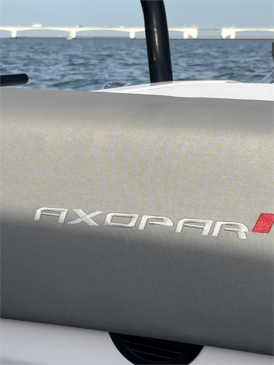 Axopar 28 cabin